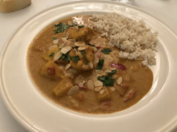 Chicken curry with almonds
